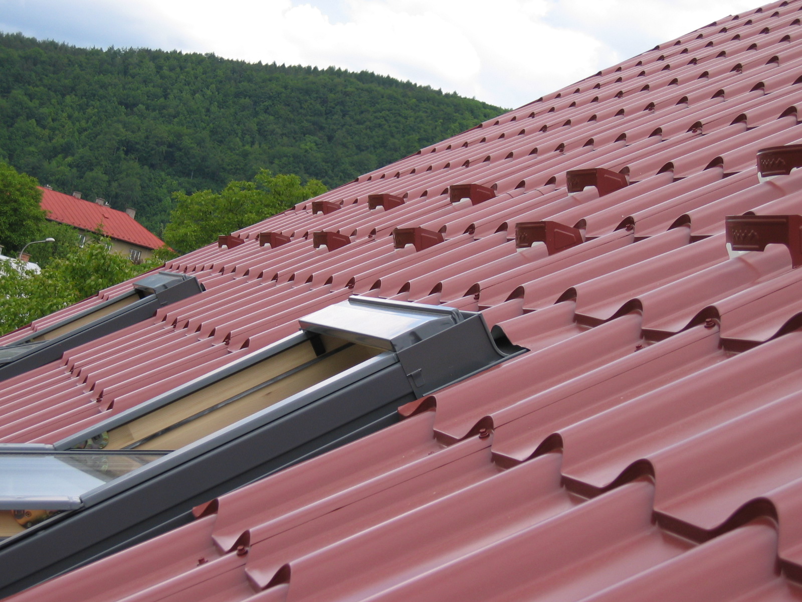 Povrchová úprava plechové střechy – jaké jsou možnosti při jejím výběru?