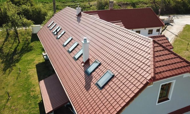 Střecha v cihlovém vzhledu – výhody plechové střechy