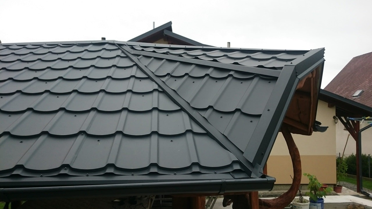 Jaké je kompletní složení plechové střechy?