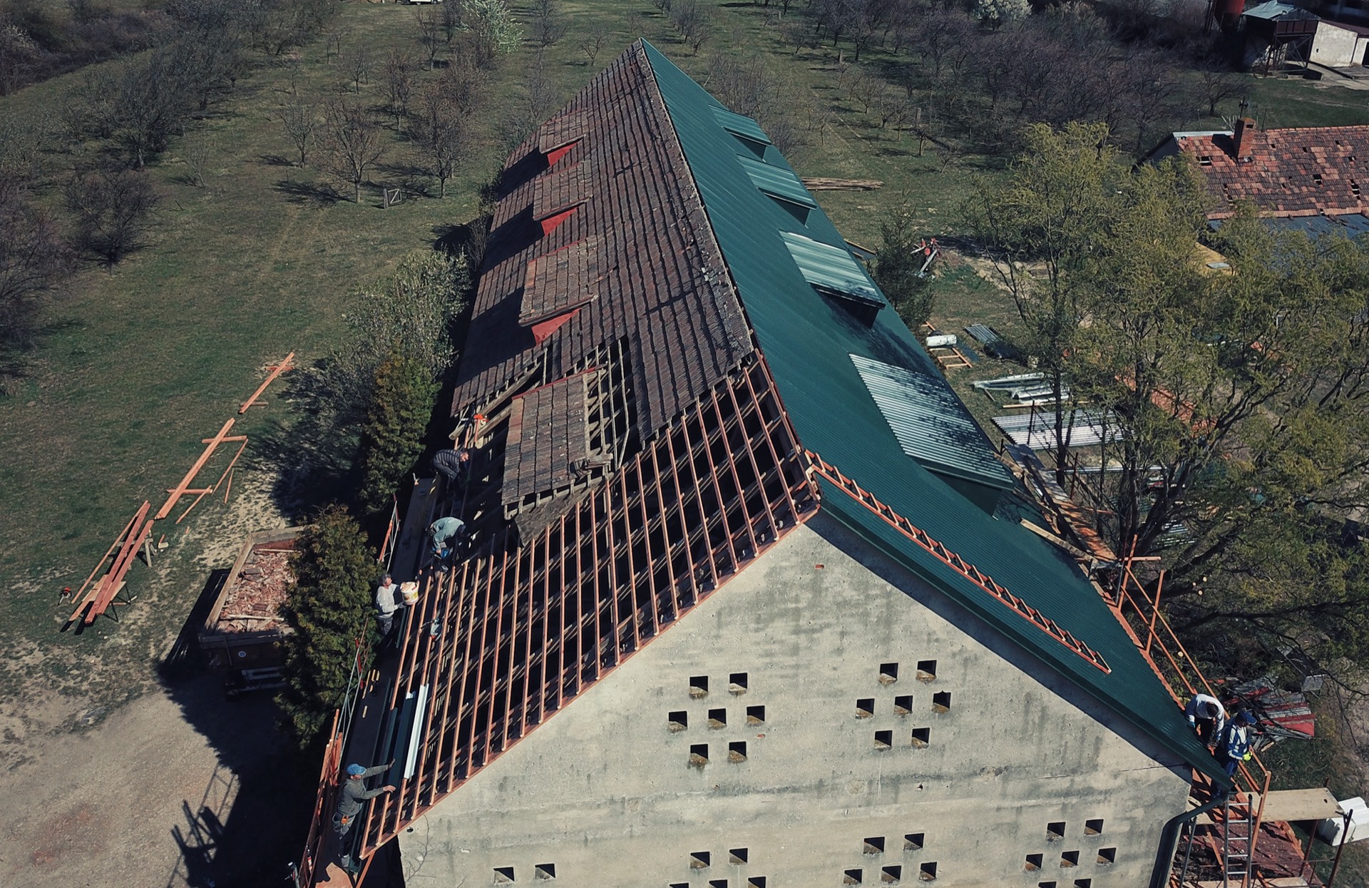 Montáž plechové krytiny na střechu s větší plochou