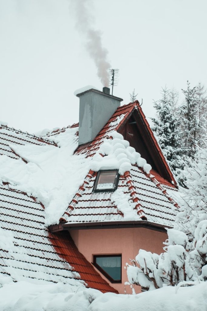 Nahromaděný sníh může být pro střechu velkou zátěží.
