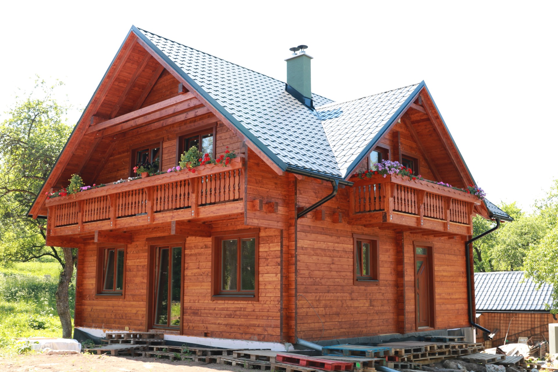 Plechové střechy jsou vhodné i pro budovy s tradiční architekturou