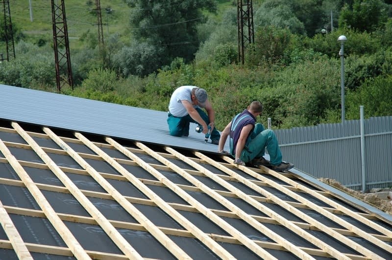 Správná montáž plechové střechy: klíč k dlouhé životnosti a bezproblémovému užívání