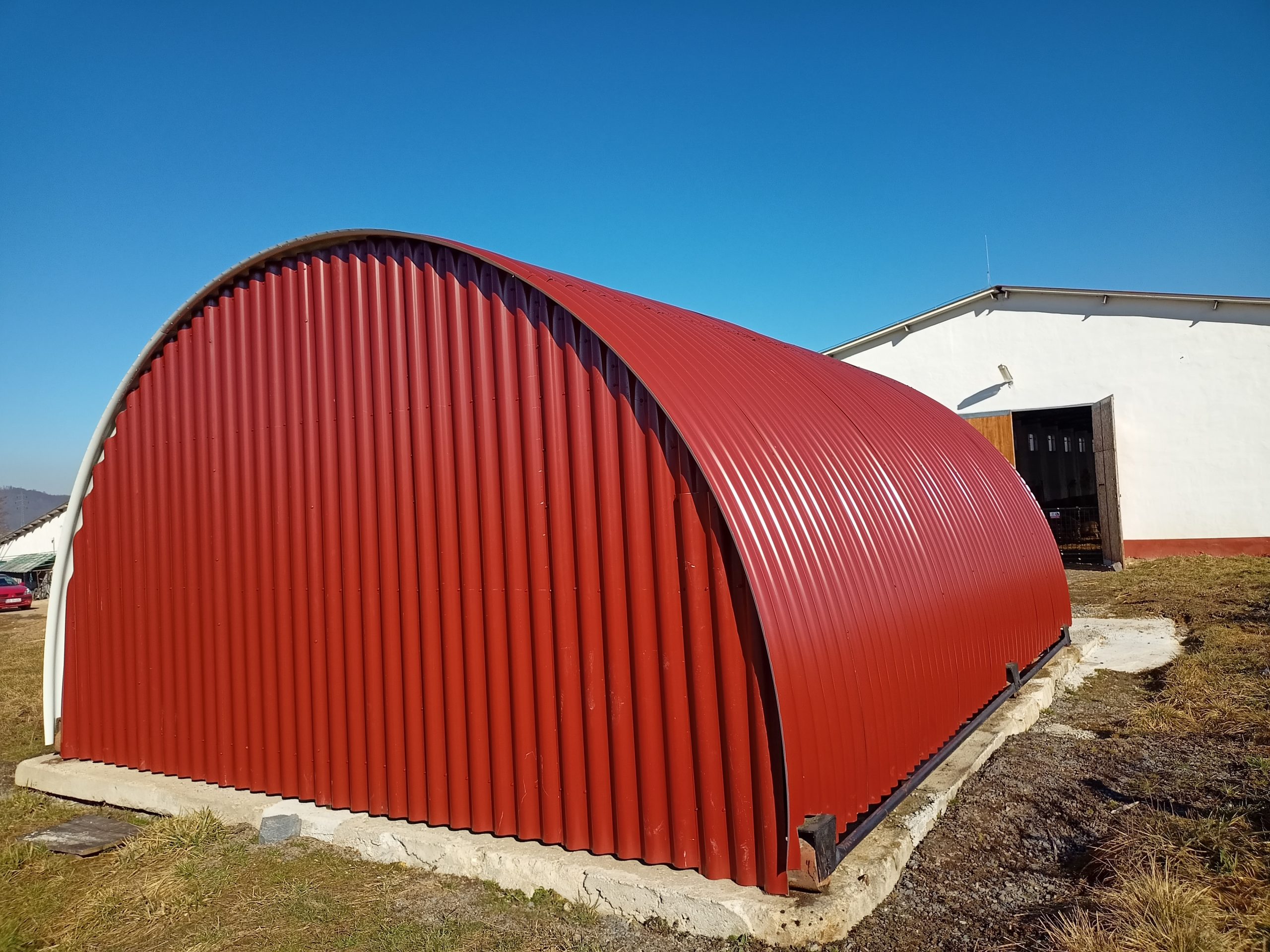 Jak svépomocí postavit levnou plechovou garáž?